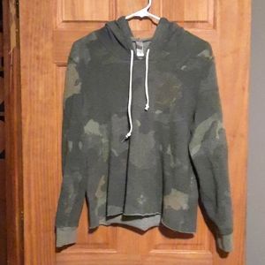 Green camosweatshirt